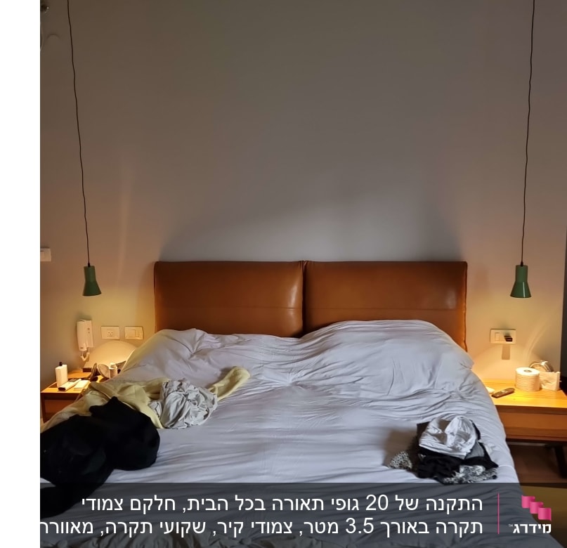 מאוורר תקרה שחור עם תאורה בחדר שינה